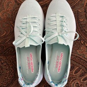 New Sketchers mint green sz 9 wide